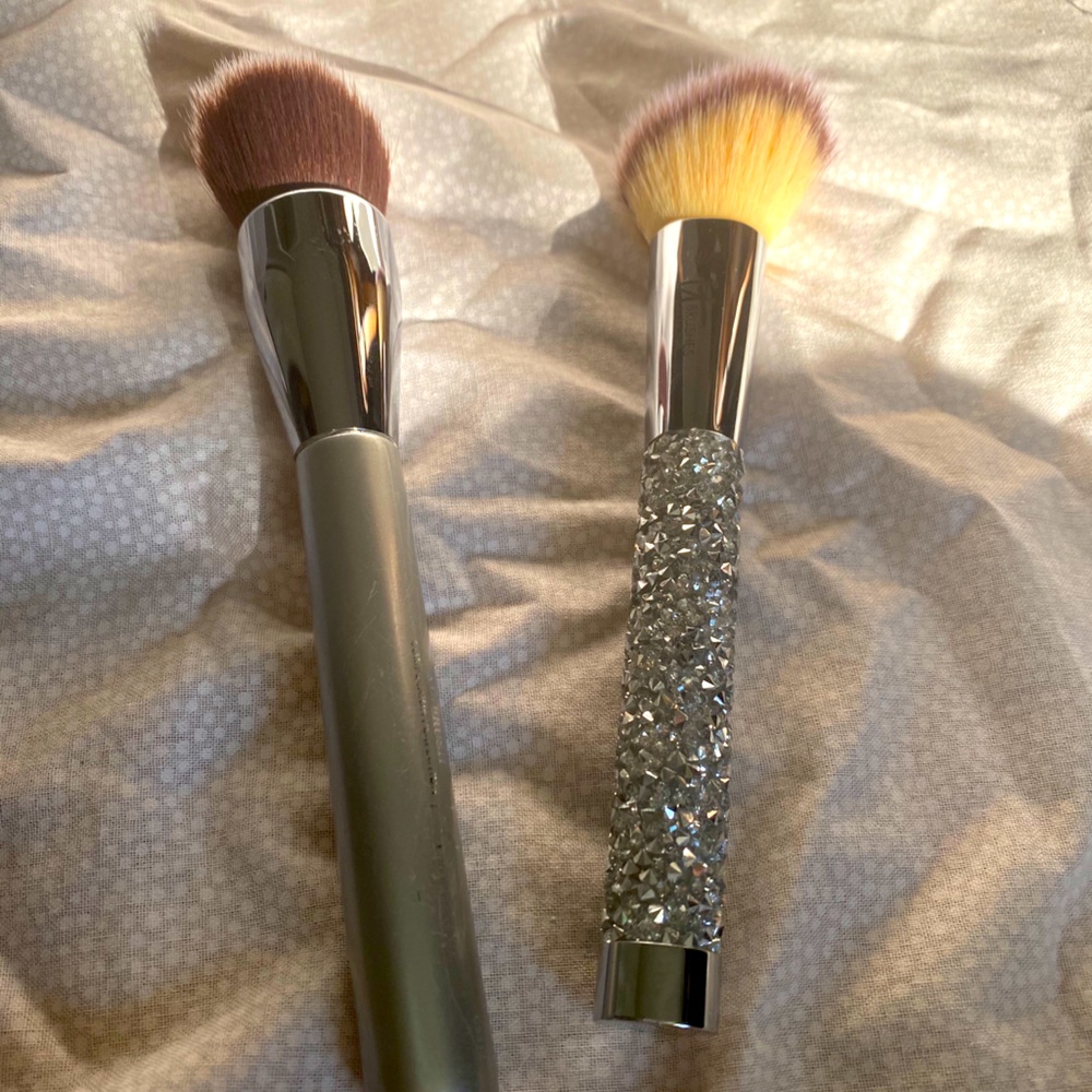 2 *IT Brand Makeup Brushes - Blush - Foundation 💕